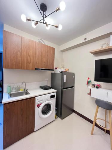 Lapu Lapu CitySaekyung Condominium的厨房配有洗衣机和水槽