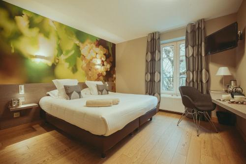 Vaux-en-BeaujolaisAuberge de Clochemerle, Spa privatif & restaurant gastronomique的一间卧室配有一张壁画床