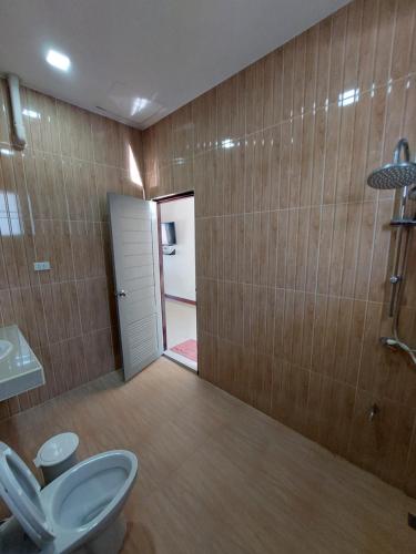 Ban Pak Nam Pak DuatLoma Beach Resort的一间带卫生间和淋浴的浴室