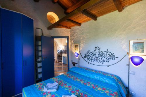 San NicolòVilla Teresa Country Lodges的一间位于客房内的蓝色床卧室