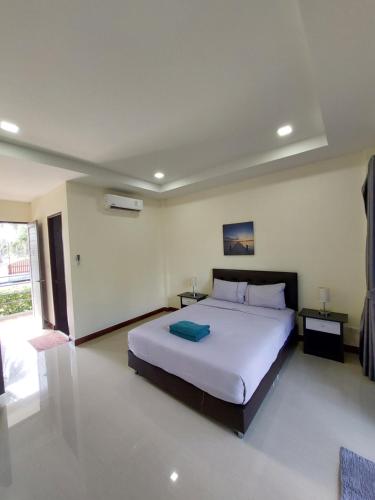 Ban Pak Nam Pak DuatLoma Beach Resort的一间卧室,卧室内配有一张大床