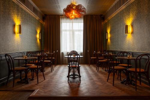JonseredGibsons Hotell的一间带桌椅和吊灯的用餐室