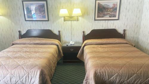 West StockbridgePleasant Valley Motel West Stockbridge的一间酒店客房,房间内设有两张床