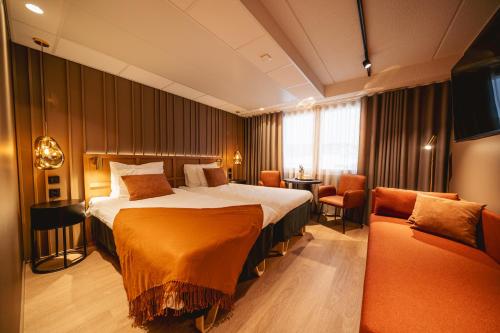 塔库沃里布里克索哥斯塔赫哥酒店的酒店客房配有一张床铺和一张桌子。