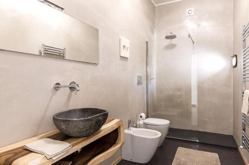 圣巴特罗摩艾美尔Casa delle Zagare的一间带水槽、卫生间和淋浴的浴室