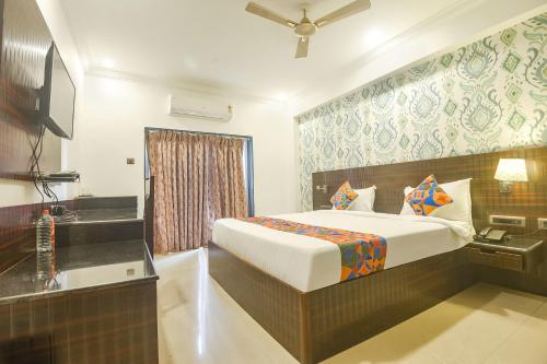 GoaFabHotel Don Hill Beach Resort的一间酒店客房 - 带一张床和一间浴室