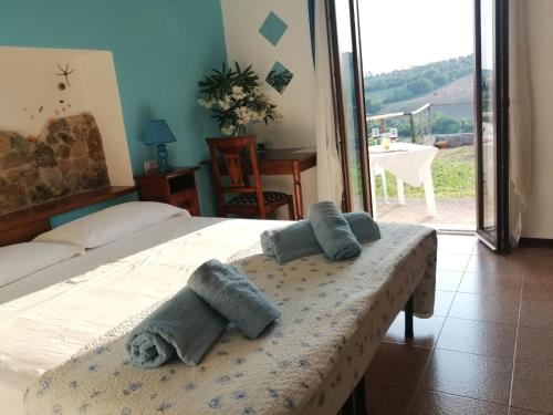 斯坎萨诺Agriturismo Podere Verdicchio的一间卧室配有带毛巾的床