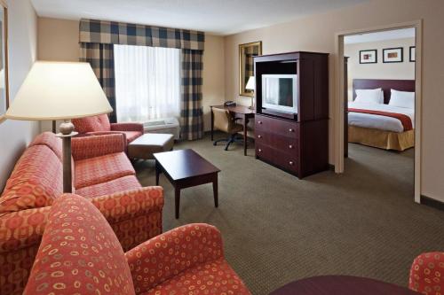 弗里波特弗里波特快捷假日&套房酒店的酒店客房设有床和客厅。