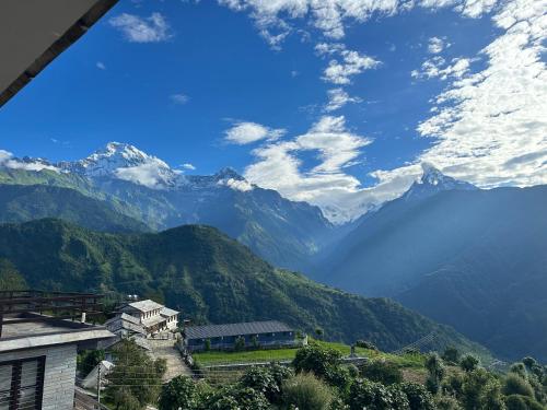 AstamHill Top Lodge Ghandruk的享有山脉和山脉的美景