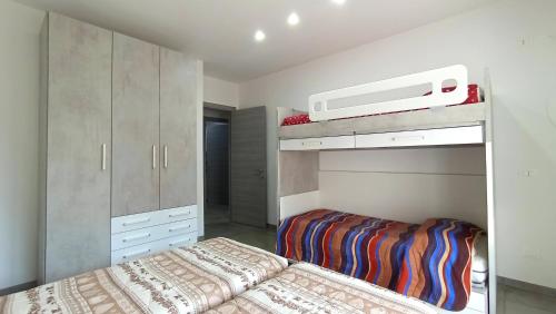 滕诺Tenno Lake Sun的一间卧室配有两张床和一张双层床。