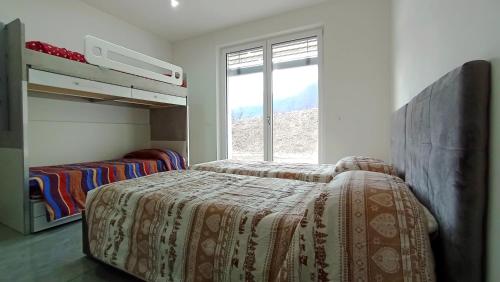 滕诺Tenno Lake Sun的一间卧室设有两张双层床和一扇窗户。