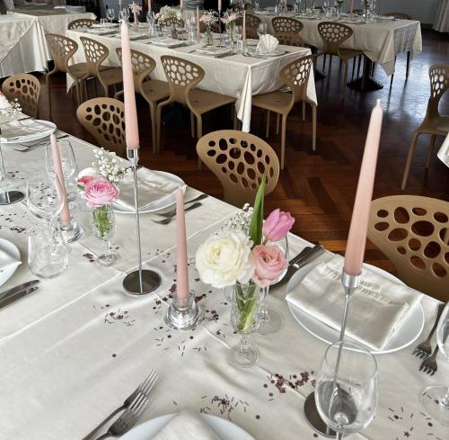 圣雷莫贝尔索吉欧诺酒店的一张带粉红色蜡烛和花瓶的桌子