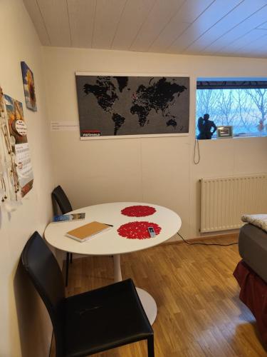 凯夫拉维克Pokój z prywatną łazienką i kuchnią z hot pot的墙上有一张桌子和一张地图的房间