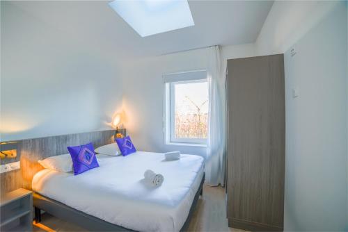 图卢兹Montempô + Apparthôtel Toulouse Cité Internationale的一间卧室设有两张床和窗户。