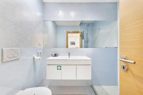 阿尔布费拉Garden Hill Relax & Old Town by OCvillas的白色的浴室设有水槽和卫生间。