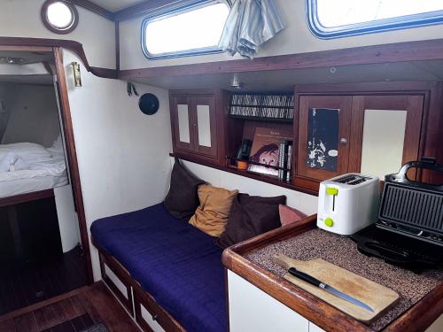 里斯本Cozy Lisbon Marina Sleepaboard - Sail Away的小房间,配有一张床和一张桌子