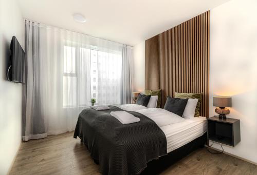 雷克雅未克Sif Apartments by Heimaleiga的一间卧室设有一张大床和一个大窗户