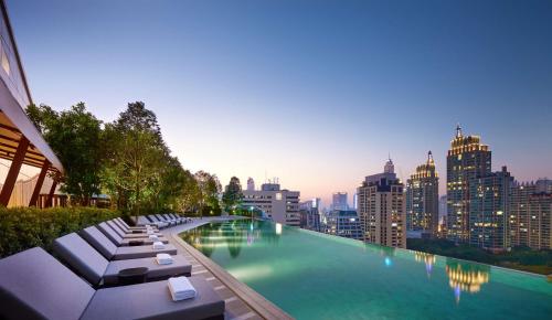 曼谷曼谷柏悦酒店的享有城市景致的大型游泳池