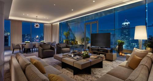曼谷Park Hyatt Bangkok的带沙发、电视和桌子的客厅
