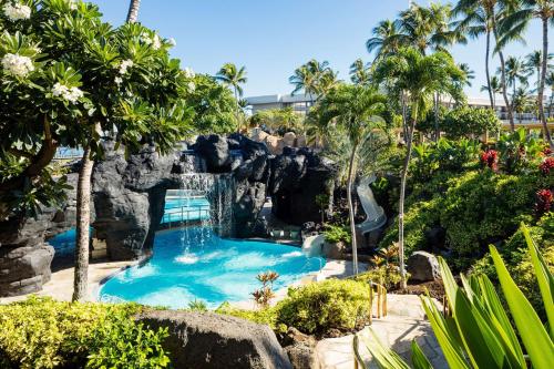 瓦克拉Hilton Grand Vacations Club Ocean Tower Waikoloa Village的迪士尼乐园的水上滑梯