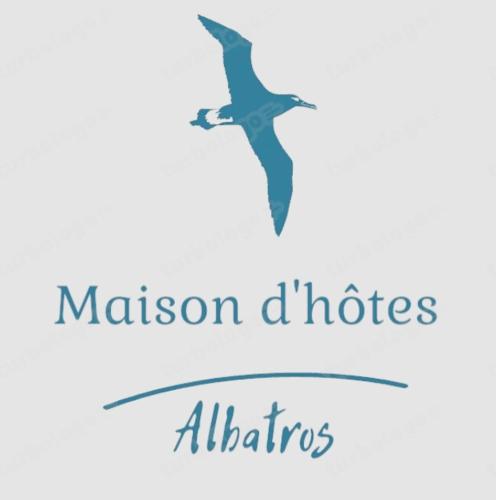马赫迪耶Maison Albatros的一只鸟在空中飞翔,飞行任务用信天翁的话说