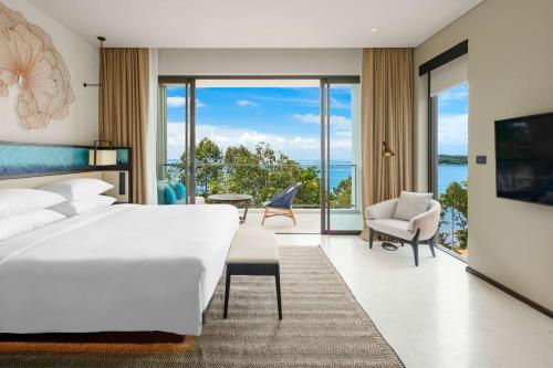 查汶Hyatt Regency Koh Samui- SHA Extra Plus的一间卧室配有一张床,享有海景