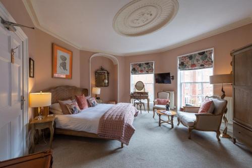 什鲁斯伯里达尔文联排别墅旅馆的一间卧室配有一张床、一把椅子和窗户。