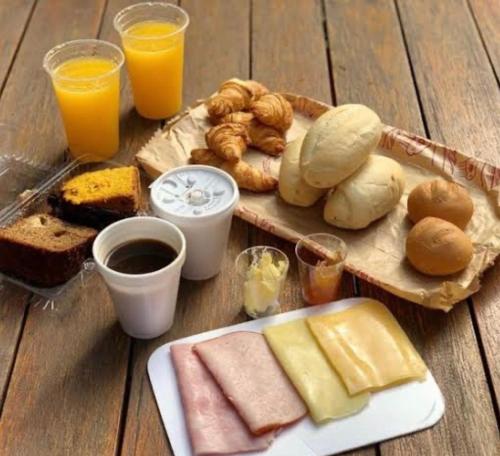 圣保罗Bob Motel的餐桌,带一盘食物,包括面包和橙汁