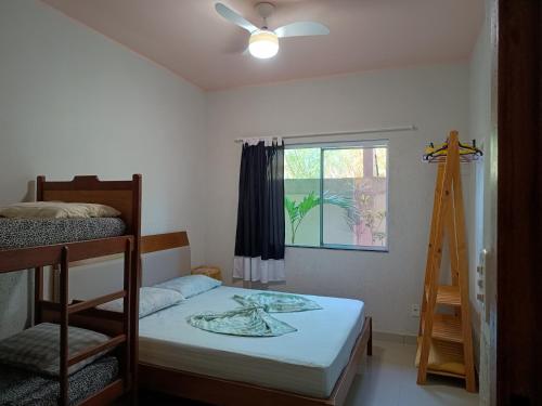阿拉亚尔-杜卡布Casa temporada的一间卧室设有两张双层床和一扇窗户。