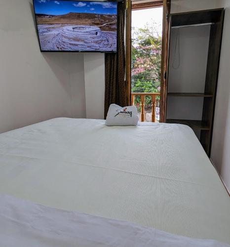 阿亚库乔SUMAQ AYACUCHO HOTEL的卧室配有白色的床和窗户。