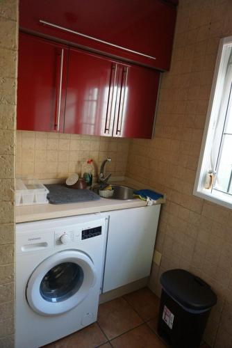 韦尔瓦Apartamento en Huelva.的厨房配有洗衣机和水槽