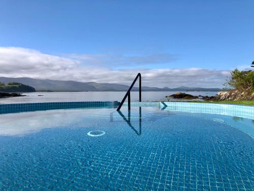 斯尼姆帕克那斯勒度假酒店及SPA的享有水体景致的游泳池