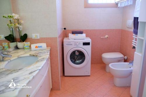 利多迪耶索罗Residence Borgo dei Fiori D03的一间带洗衣机和卫生间的浴室