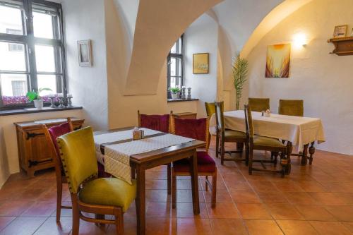 斯皮什斯凯波德赫拉杰Penzion St. Martin的一间在房间内配有桌椅的餐厅