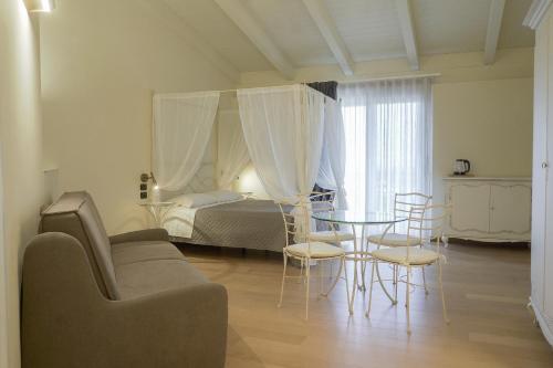 Montecorvino PuglianoTerra di Vento的客厅配有床和桌椅