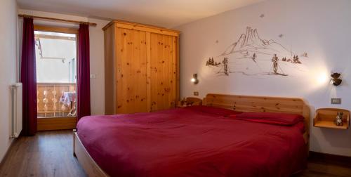 维哥迪法萨Casa Davarda的一间卧室配有一张带红色毯子的大床