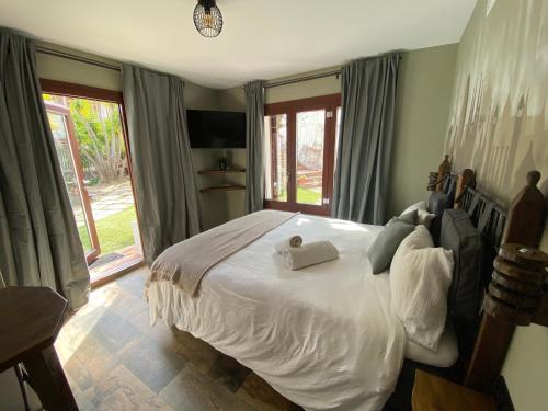 Premia de DaltB&B Premium的卧室设有一张带窗户的白色大床