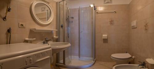 维哥迪法萨Casa Davarda的带淋浴、盥洗盆和卫生间的浴室