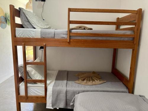阿廷斯Pousada Lanea Experience的客房内的两张双层床