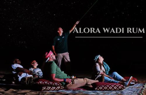 瓦迪拉姆Alora Wadi Rum Luxury的坐在舞台前的一群人