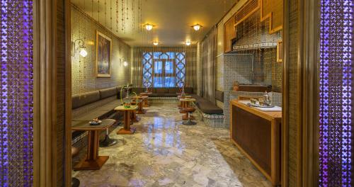 甘达坞伊港康大维港埃尔莫拉蒂酒店的浴室设有一排桌子和盥洗盆
