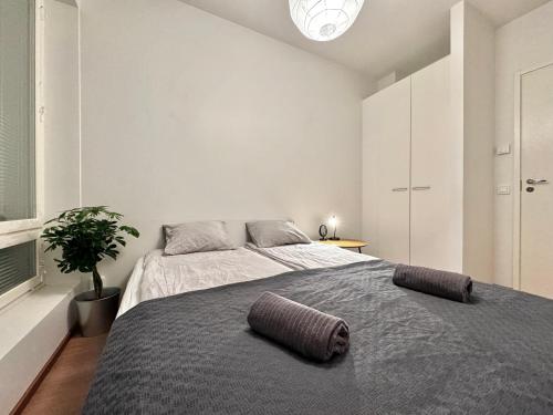 赫尔辛基Stay with locals at Tripla (room)的一间卧室配有一张带灰色毯子的大床