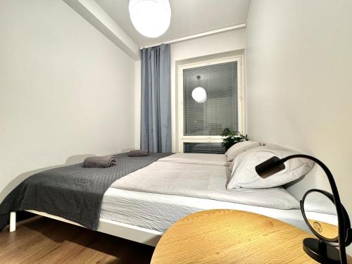 赫尔辛基Stay with locals at Tripla (room)的一间卧室设有一张大床和窗户