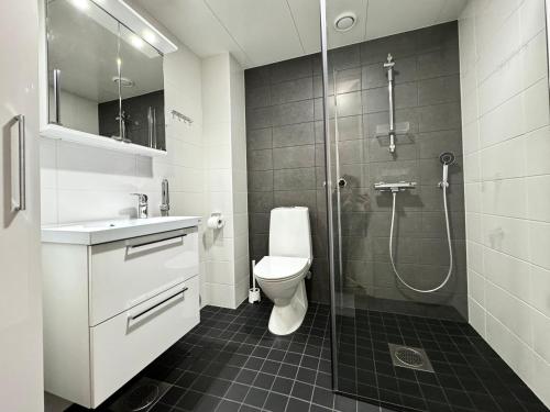赫尔辛基Stay with locals at Tripla (room)的带淋浴、卫生间和盥洗盆的浴室