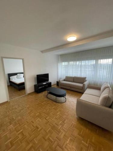 日内瓦ONU - PALEXPO-AEROPORT Genève的客厅配有沙发和1张床