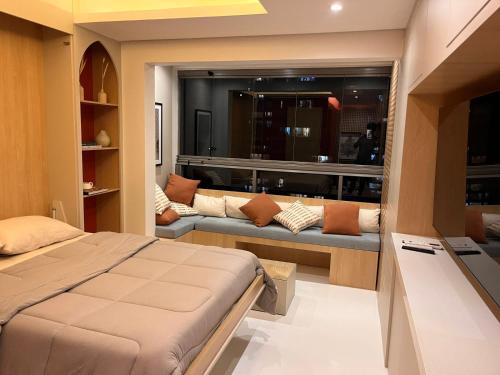 圣保罗MARCOLINI - Flat Luxo Bela Cintra的一间卧室配有一张床和一张沙发