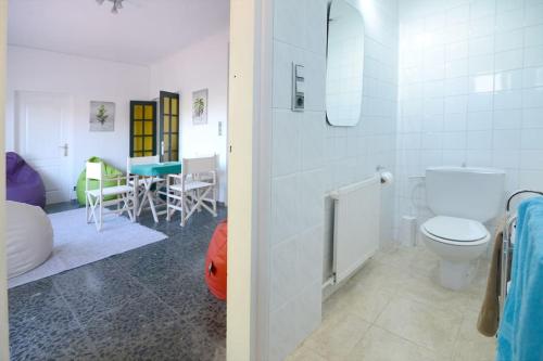 菲格拉斯Can Baldoyra de Figueres的一间带卫生间的浴室和一间用餐室