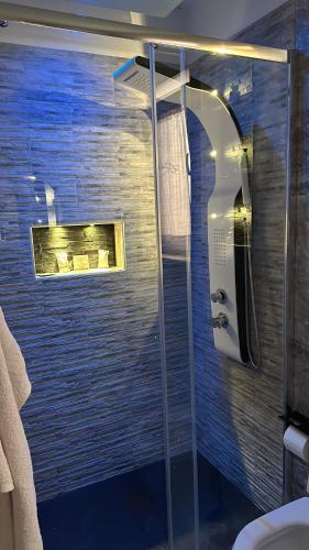 塔兰托Come nelle favole的浴室设有玻璃淋浴间和卫生间