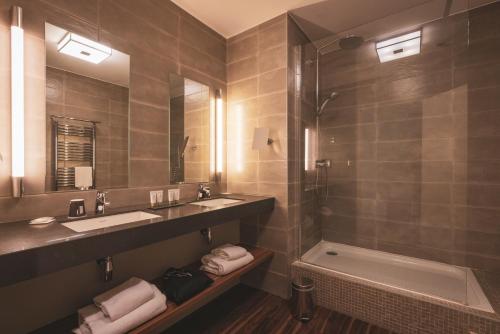弗尔黎祖弗吉斯酒店的浴室配有水槽、淋浴和浴缸。