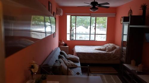 蒙得维的亚Apartamento Paseo del Lago的一间卧室设有一张床和一个窗口